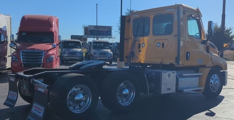 2021 Freightliner Cascadia Semi Truck