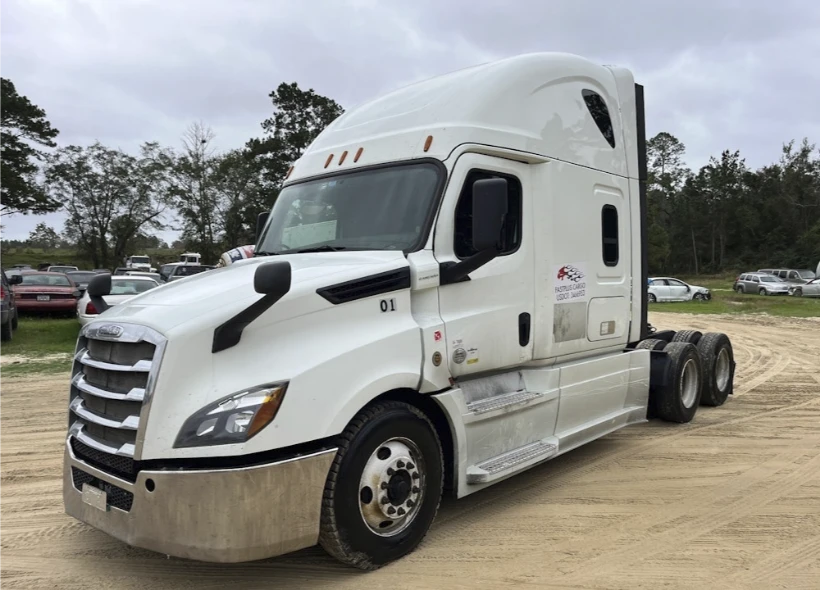 2019 Freightliner Cascadia T/A Sleeper Truck