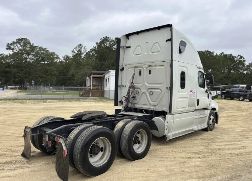 2019 Freightliner Cascadia T/A Sleeper Truck